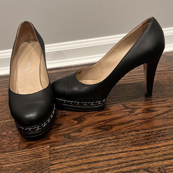 CHANEL Shoes - Classic Chanel pump with chain. Size 40. Gently used. Black calfskin.